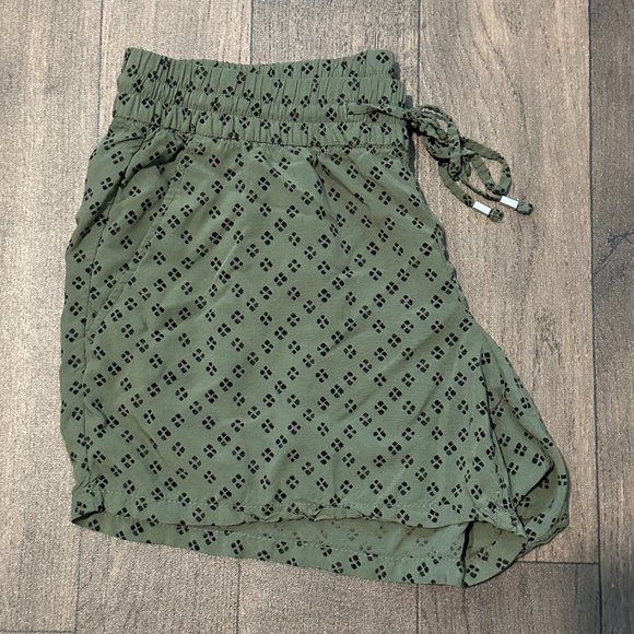 Old Navy Lightweight Drawstring Olive Green Shorts size Medium - Picture 3 of 3